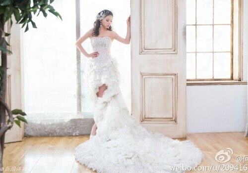 何可欣在微博公开了一组婚纱写真 做个美梦